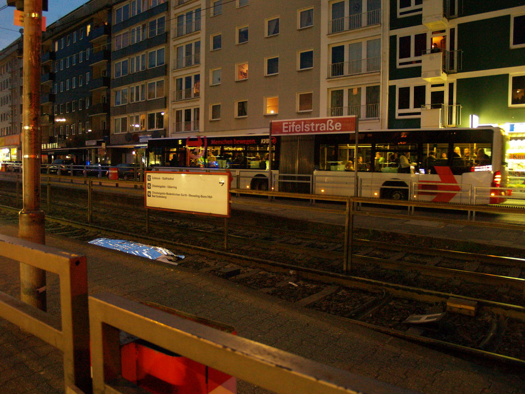 Person unter KVB Bahn Koeln Eifelstr P12.JPG